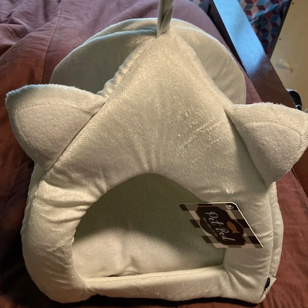 Cat Hut.  Small Pet Bed. Meow Brand. NWT!